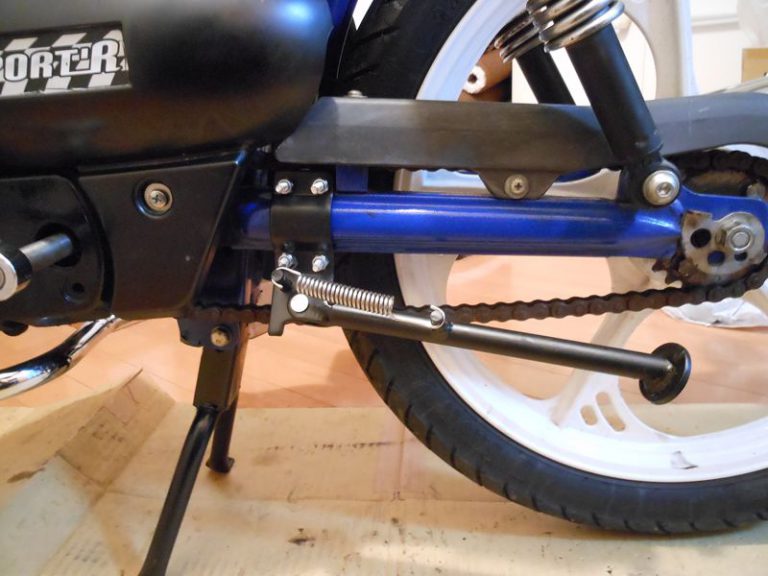 トモスにサイドスタンド取り付け