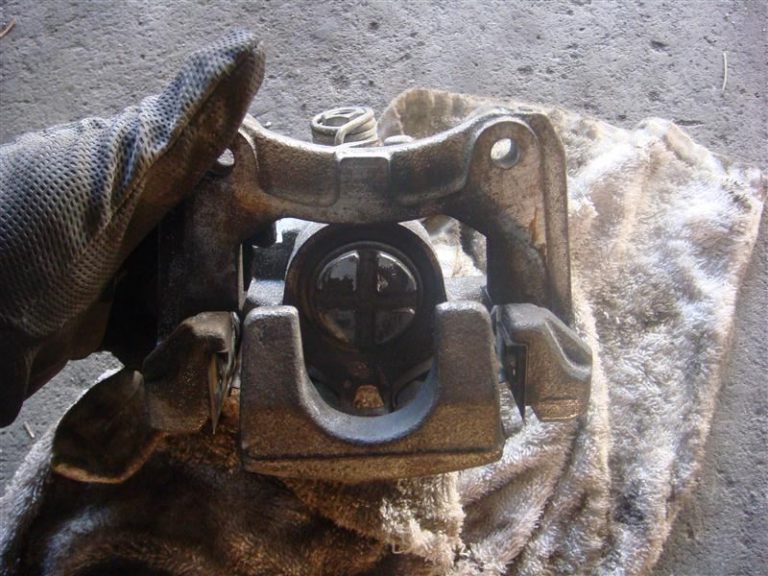 リアブレーキキャリパー取り外し