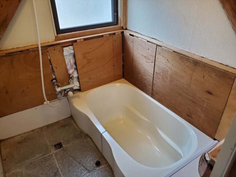 お風呂の壁にアルミ樹脂化粧パネル（バスパネル）