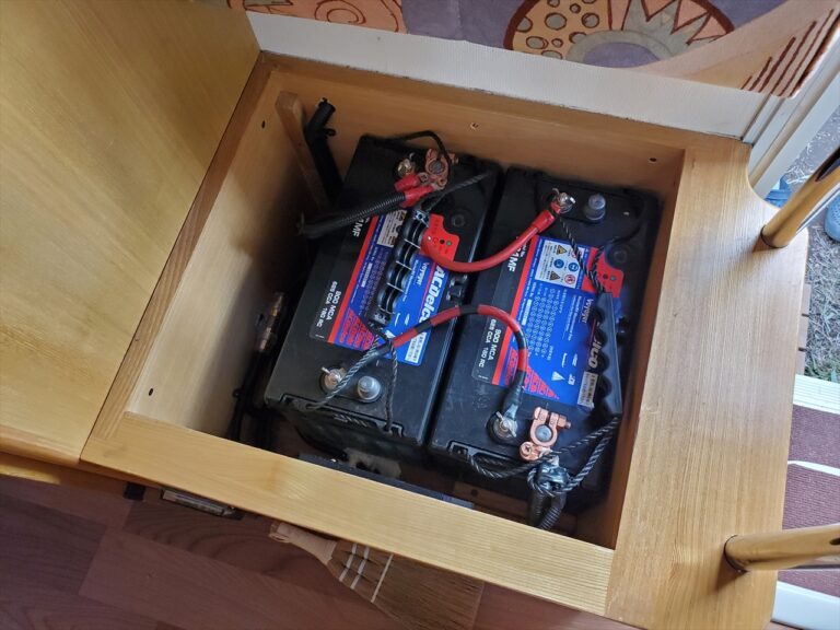 キャンピングカー近代化改修３ サブバッテリー増設インバーター設置